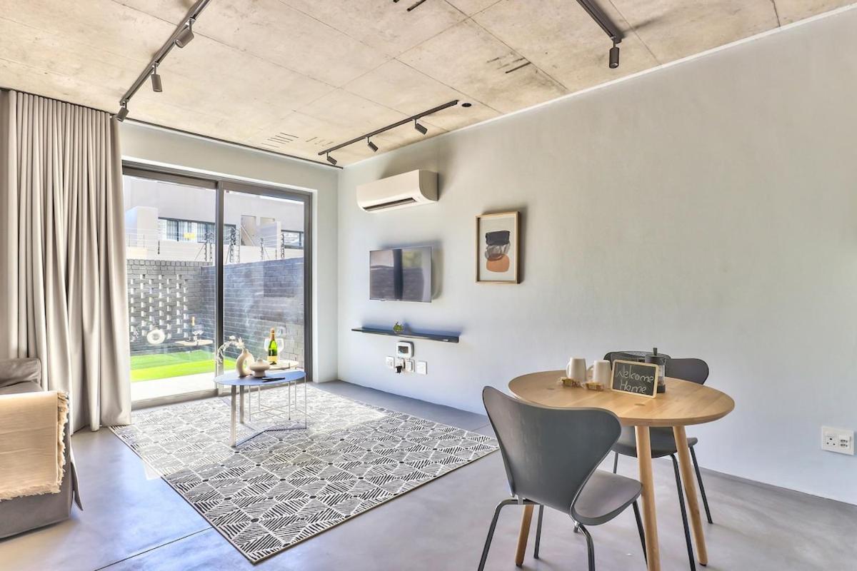 Couples Retreat, Central, Promenade, Night Life! * Cape Town